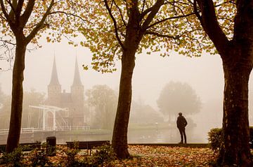 Oostpoort in de herfst mist van Gerhard Nel