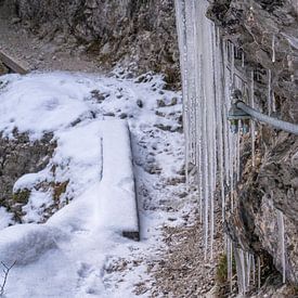 De Gleiersch Klamm in de winter met sneeuw, ijs en hangende ijspegels. van Miriam Schwarzfischer Fotografie