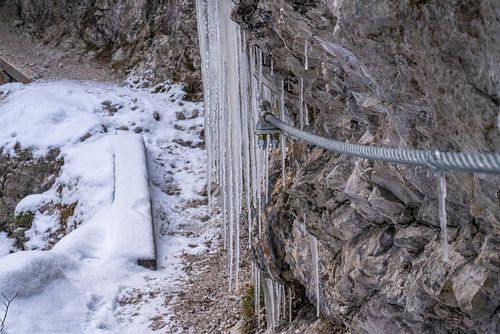 De Gleiersch Klamm in de winter met sneeuw, ijs en hangende ijspegels.