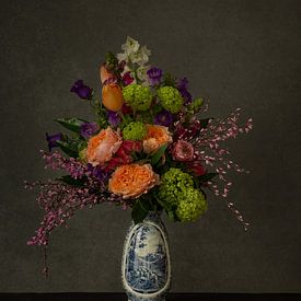 Vase antique bleu Delft avec bouquet sur Rika Conradi