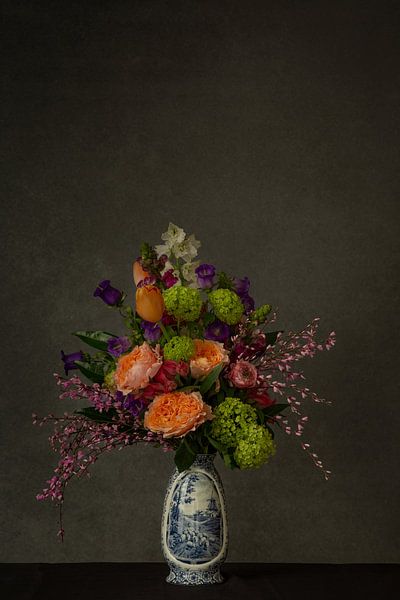 Vase antique bleu Delft avec bouquet par Rika Conradi