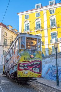 Tram in Bairro Alto Lissabon, Portugal van Christa Stroo fotografie