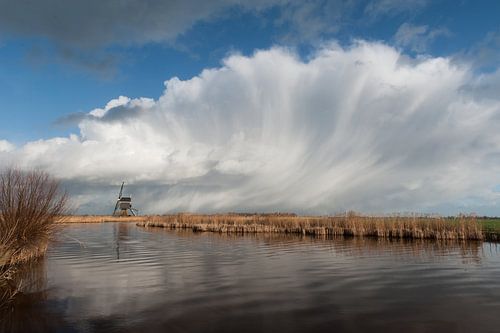 Broekmolen en hagelwolk,