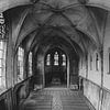 Salle de la chapelle d'un monastère abandonné avec des murs et des fenêtres délabrés. sur Leoniek van der Vliet