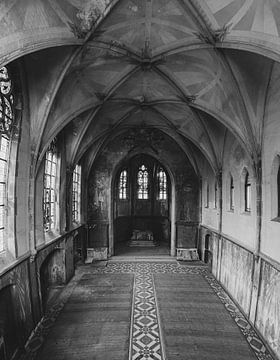 Verlaten klooster kapelruimte met vervallen ruimte muren en ramen van Leoniek van der Vliet