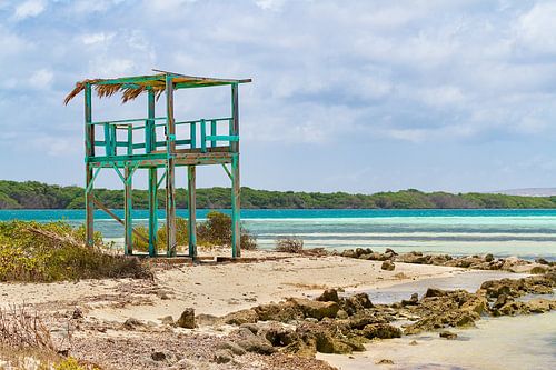 Houten uitkijktoren op het strand bij Sorobon Beach op het eiland Bonaire