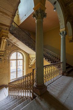 De kleurrijke trap van een oude verlaten villa