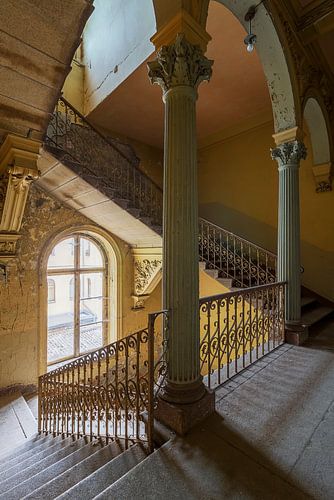 L'escalier coloré d'une vieille villa abandonnée