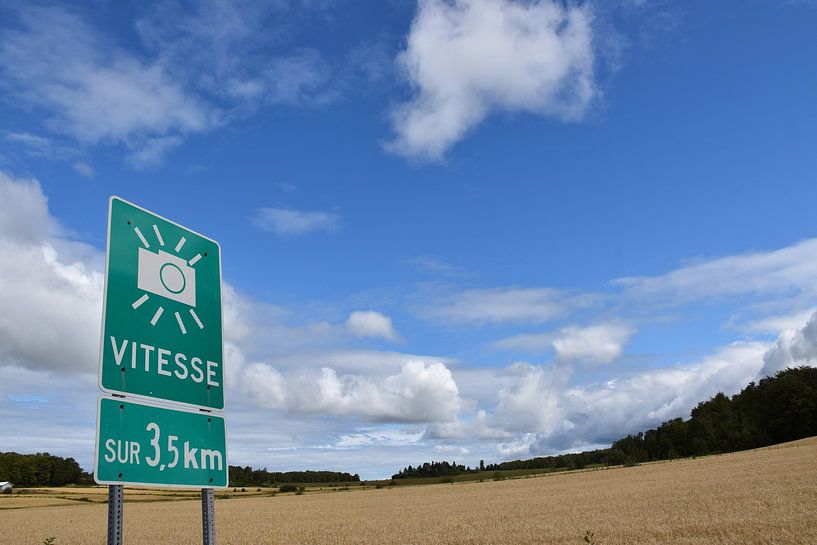 Ein Schild am Straßenrand von Claude Laprise