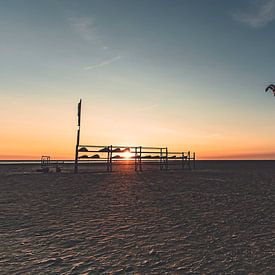 Sunset at the Beach van Marco Loman