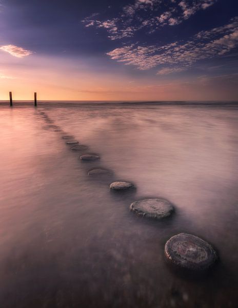 Golfbreker aan het strand bij West kapelle bij zonsondergang van Jos Reimering
