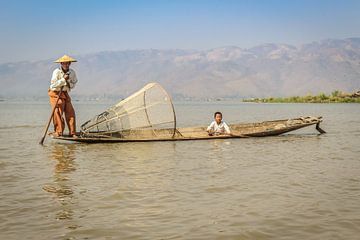 Traditioneller birmanischer Fischer und Kind
