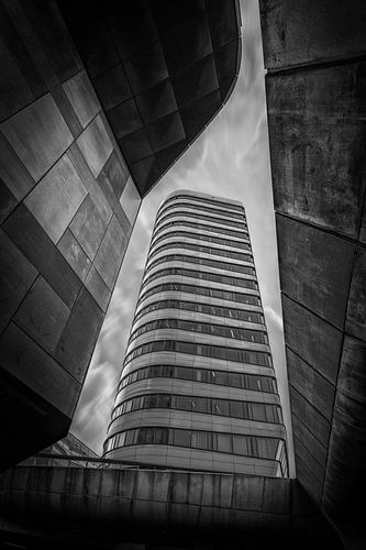 Parktoren en Rijntoren in Arnhem in zwartwit.