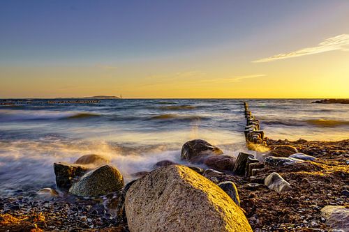 Plage de Dranske sur l'île de Rügen avec vue sur l'île de Hiddensee au coucher du soleil (format pay