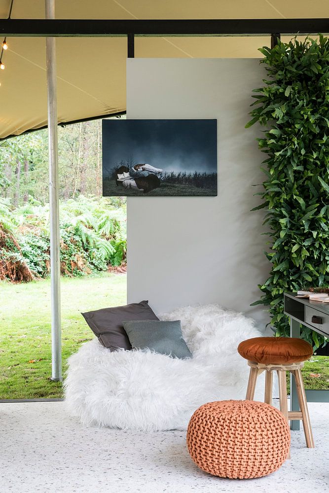 Schlafende Frau schwebt über dem Bett in nebliger Außenluft (gesehen bei VT Wonen)  von Elianne van Turennout 