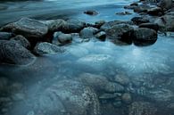 Stenen in het water, Noorwegen van Karijn | Fine art Natuur en Reis Fotografie thumbnail