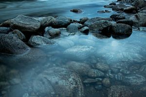 Stenen in het water, Noorwegen van Karijn | Fine art Natuur en Reis Fotografie