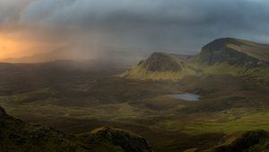 Panorama des Quiraing auf der Isle of Skye bei einem wunderschönen Sonnenaufgang