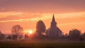 Lever de soleil au village d'Eenum Groningen