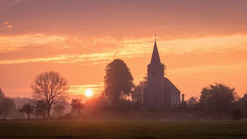 Zonsopkomst bij het dorpje Eenum Groningen