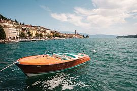 Bateau italien classique Riva dans le port de Salò (Lac de Garde)