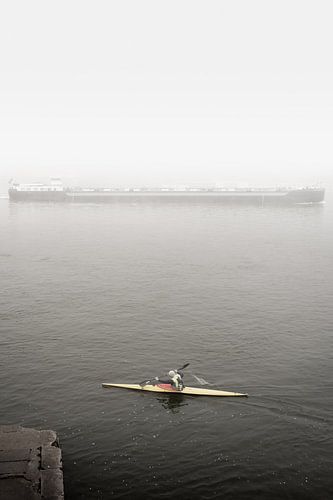 Groß vs. klein - Kanu vs. Binnenschiff