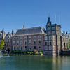 Der Binnenhof in Den Haag mit dem Hofvijver von Paula Ketz