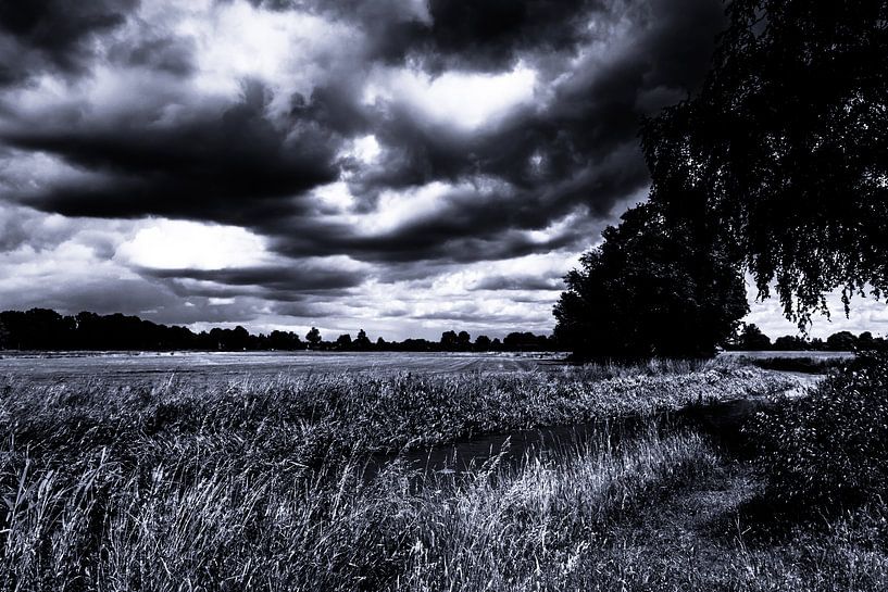 landschap zwart wit dreigende lucht van Frank Ketelaar