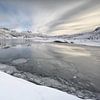 Schilderachtig winterlandschap bij Flakstad Pollen - Lofoten gefotografeerd als een long exposure van Rolf Schnepp