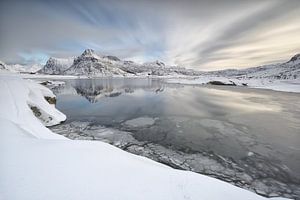 Schilderachtig winterlandschap bij Flakstad Pollen - Lofoten gefotografeerd als een long exposure
