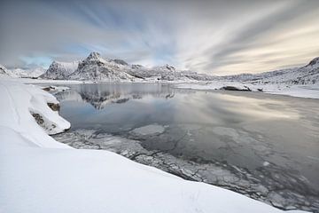 Schilderachtig winterlandschap bij Flakstad Pollen - Lofoten gefotografeerd als een long exposure van Rolf Schnepp