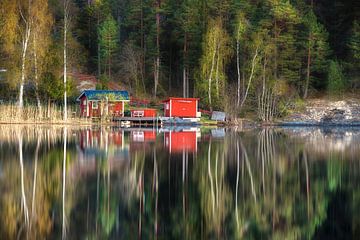 Kleines rotes Haus am See von Marc Hollenberg