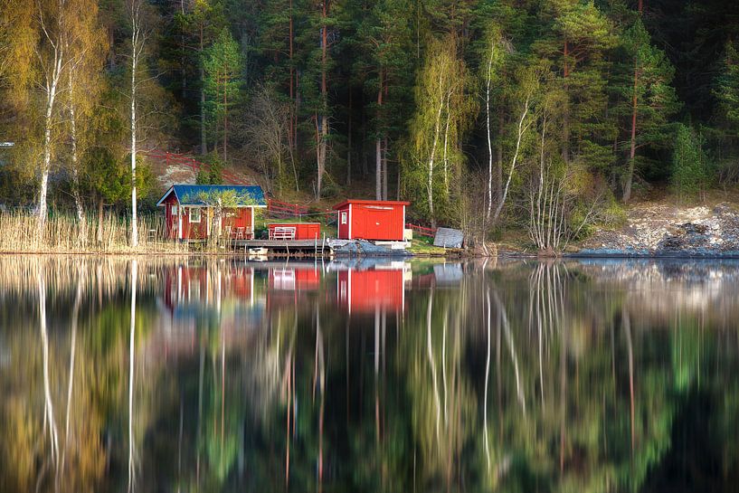 Kleines rotes Haus am See von Marc Hollenberg