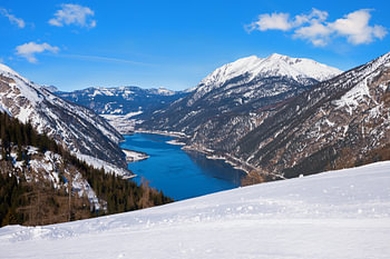 het prachtige skigebied Zwolferkopf met uitzicht op de Achensee en 