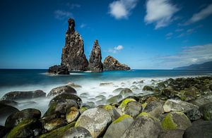 Zwarte rotsen in de kustlijn voor Madeira van Arthur Scheltes