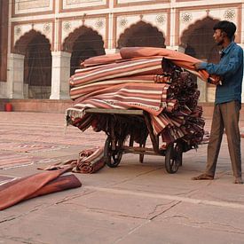 Mosque, Old Delhi, India van Milou Breunesse