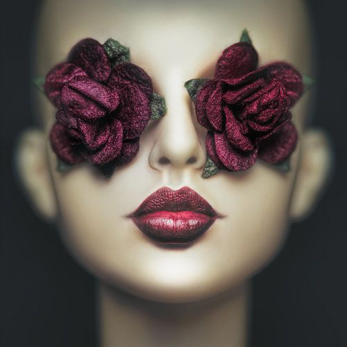 Les yeux grands fermés