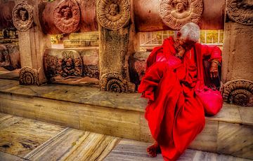 Oude vrouw in Thaise Tempel van Truckpowerr