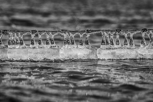 Abstracte Ijs vormen aan prikkeldraad