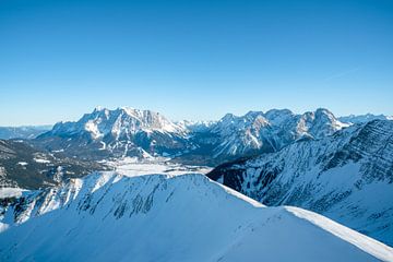 Winterliche Aussichtenauf die Zugspitze & Mieminger Kette von Leo Schindzielorz