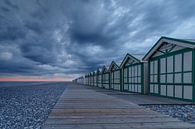  Strandhuisjes tijdens zonsondergang en onweerswolken. van Menno Schaefer thumbnail