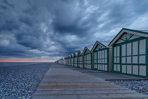  Strandhäuser bei Sonnenuntergang und Gewitterwolken.