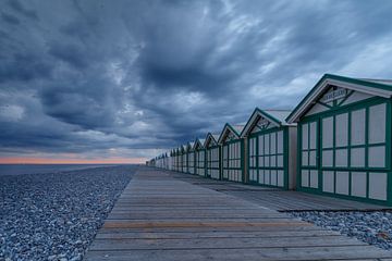  Strandhuisjes tijdens zonsondergang en onweerswolken. van Menno Schaefer
