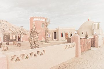 Gebouw in pastelkleur in de woestijn van Photolovers reisfotografie