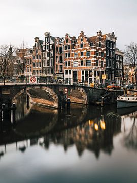 Lekkeresluis straat met Prinsengracht straat (Jordaan), Amsterdam.