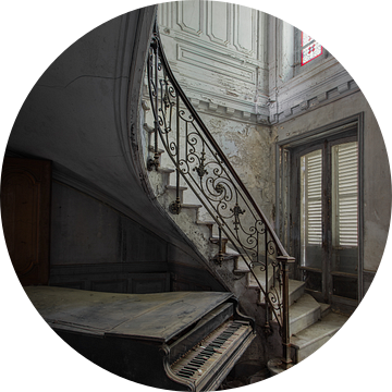 Piano achtergelaten in een verlaten kasteel van Kristof Ven