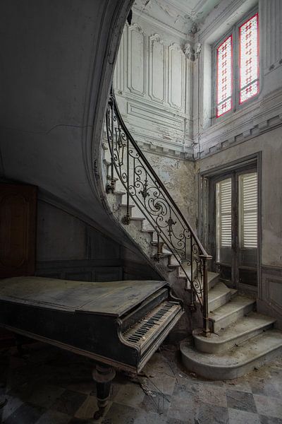 Klavier in einem verlassenen Schloss verlassen von Kristof Ven