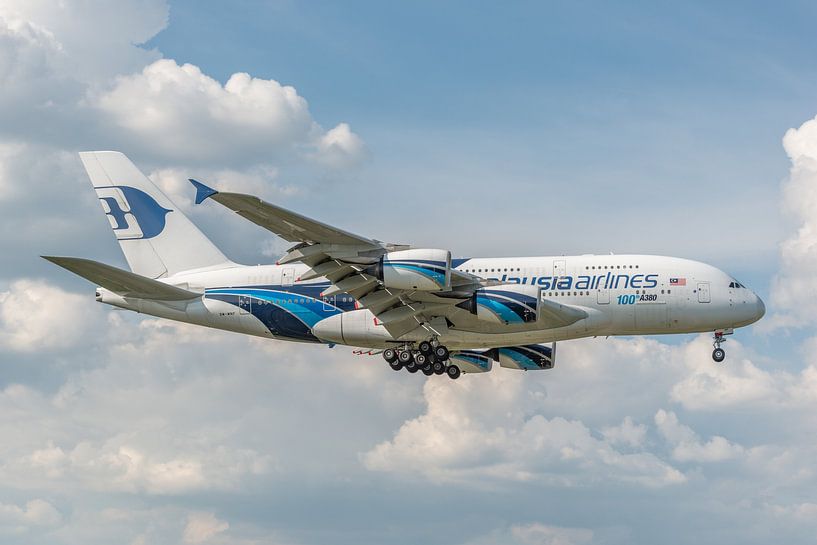 100ste Airbus A380, het grootste passagiersvliegtuig, landt op Londen Heathrow. van Jaap van den Berg