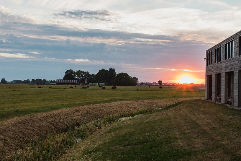 ondergaande zon in Aduard van Joop Kalshoven