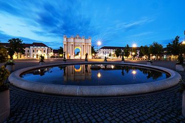 Potsdam Brandenburger Tor und Luisenplatz zur blauen Stunde